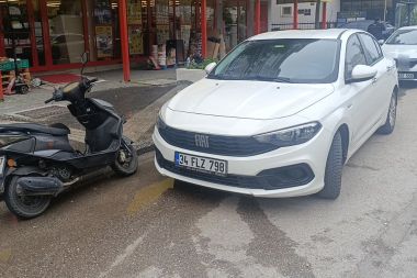 Motorlu bisiklet otomobile çarptı
