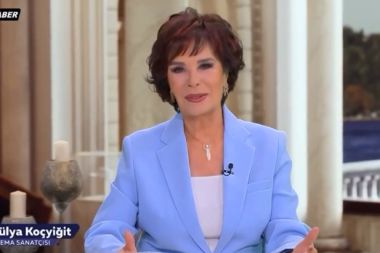 Hülya Koçyiğit’ten Anneler Günü mesajı