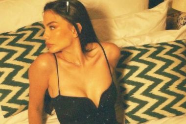 Demet Özdemir’den yatak pozu