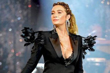 Şarkıcı Sıla düşük bel pantolon giydi