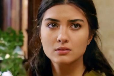 Tuba Büyüküstün'un davet tarzı: Sütyen giymedi