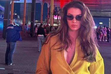 Burcu Özberk'ten mini etekli şov
