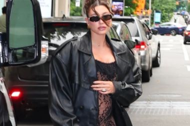 Hailey Bieber'dan karnı burnunda transparan pozlar
