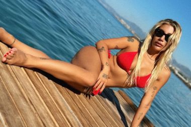 İrem Derici kırmızı bikinisiyle tatilde