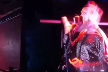 Van’da Cem Adrian’a pet şişe fırlattılar