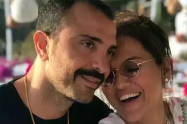 Demet Akalın'ın eşi Okan Kurt'un saçlarını boyattı
