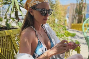 Aslı Enver'den bikinili pozlar