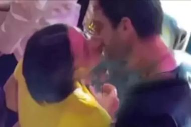 Zeynep Bastık ve oyuncu Serkay Tütüncü'den aşk pozu geldi