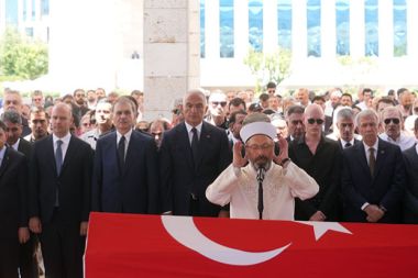 Kenan Işık son yolculuğuna uğurlandı