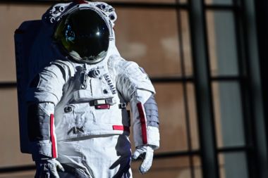 Artemis III Ay görevi için tasarlanan yeni uzay kıyafetleri tanıtıldı