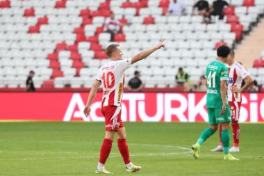 Larsson kariyer sezonunu oynuyor