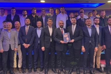 AK Gençlik Serik’te bayrak değişimi