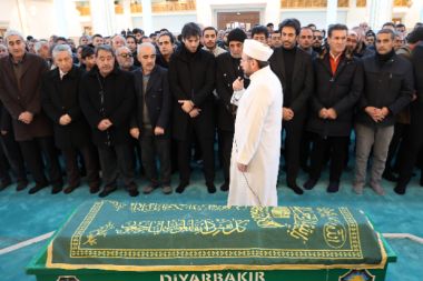 Şarkıcı ve yönetmen Mahsun Kırmızıgül’ün annesi son yolculuğuna uğurlandı