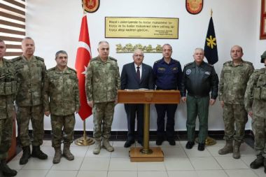 Bakan Güler, 2'nci Zırhlı Tugay Komutanlığını ziyaret etti
