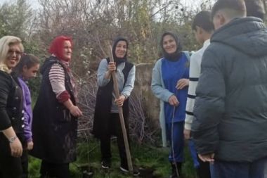 Finike'de AHENK projesi kapsamında okul bahçesinde fidan dikimi