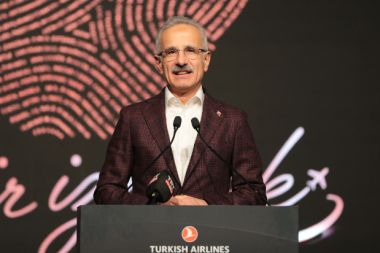 Bakan Uraloğlu'ndan THY'ye övgü
