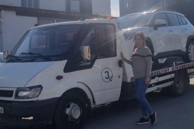 Kadının eli çekiciye değdi: Yaptığı işle kadınların gücünü gösteriyor