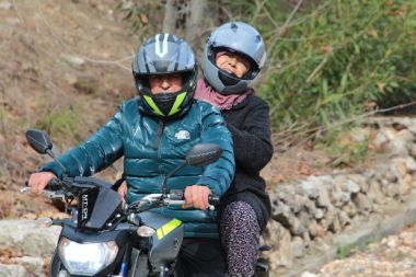 Yaşlı çift Motosikletleri ile sahil beldelerini geziyor