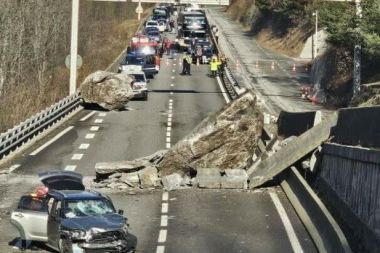 Fransa'da kayalar yola düştü