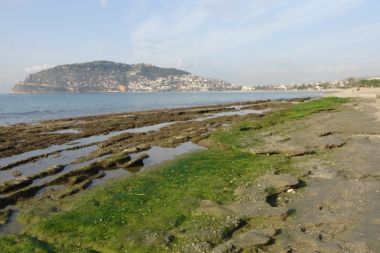 Alanya'da deniz suyu çekildi