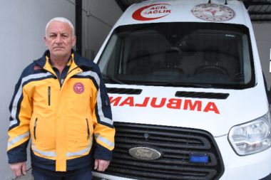 Depremzede Hasan usta 31 yıldır ambulanslara gözü gibi bakıyor