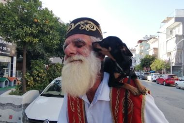 Yıllardır taşıdığı köpeğini indirdi, pişman oldu
