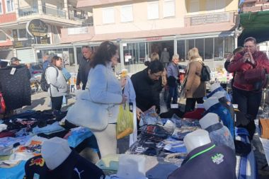Soğukta tezgah açan esnaf, turistlerden ilgi gördü