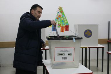 Kosova'da düzenlenen genel seçimde oy kullanma işlemi başladı