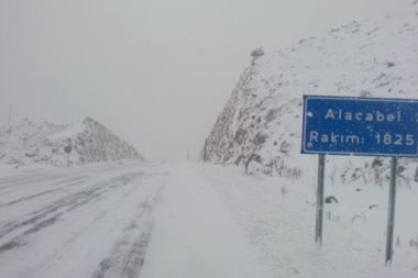 Antalya - Konya karayolunda ekiplerin kar yağışı mesaisi