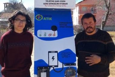 Baba ile oğlu telefon şarj eden geri dönüşüm otomatı yaptı