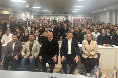 Çavuşoğlu tecrübelerini Antalyalı gençlere anlattı