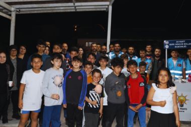 AK Parti'den Serik'te çocukları mutlu edecek ikramlar