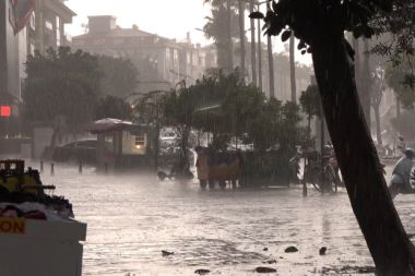 Alanya'da yağış etkili oldu