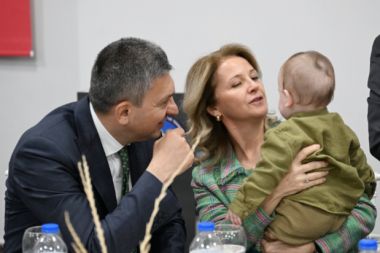 Vali Şahin ve eşi, koruyucu ailelerle iftar sofrasını paylaştı