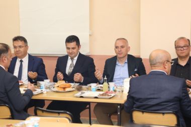 İftar sofasında öğrencilerle bir araya geldiler