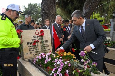 Bayram arifesinde şehitler dualarla anıldı