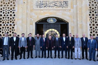 Başkan Muhittin Böcek vatandaşlarla bayramlaştı