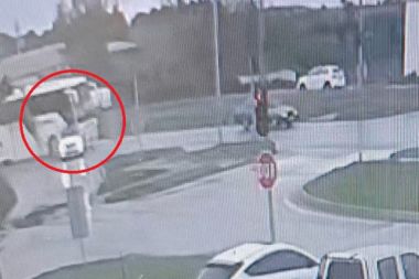 Antalya'daki kazada otomobil hurdaya döndü