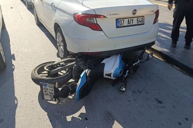 Manavgat'ta motosiklet park halindeki aracın altına girdi
