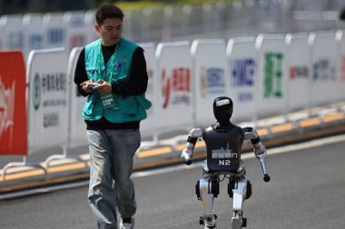 21 insansı robot, insanlarla birlikte koştu