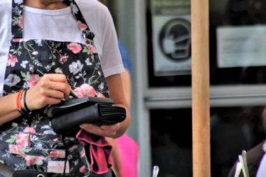 Güven endeksi nisanda hizmet, perakende ticaret ve inşaat sektörlerinde düştü