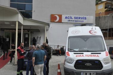 Yamaca çarpan kamyonetin sürücüsü öldü