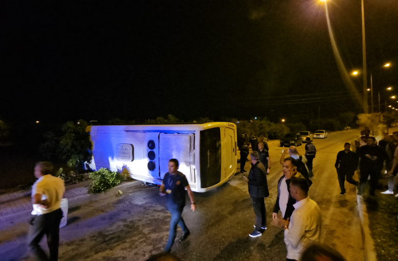 Antalya'da servis minibüsü devrildi: 3 yaralı
