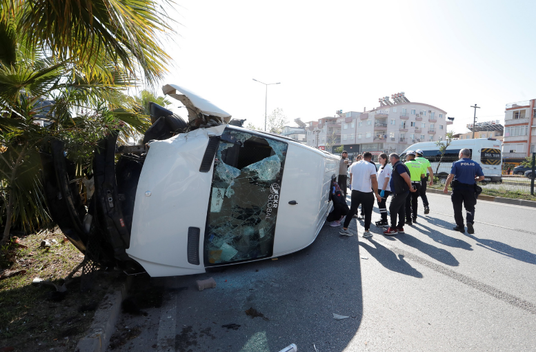 Antalya’da servis minibüsü devrildi: Sürücü araçta sıkıştı