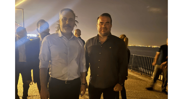 Bakan Fidan Antalya'da: Yorgunluğunu Konyaaltı Sahili'nde attı