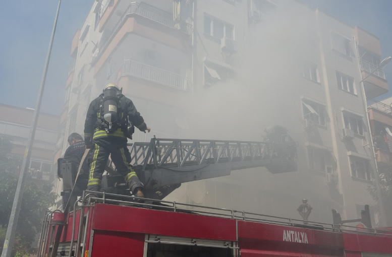 Dairede çıkan yangın yoğun dumana neden oldu