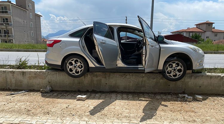 Direksiyon hakimiyetini kaybeden sürücü refüje çıktı