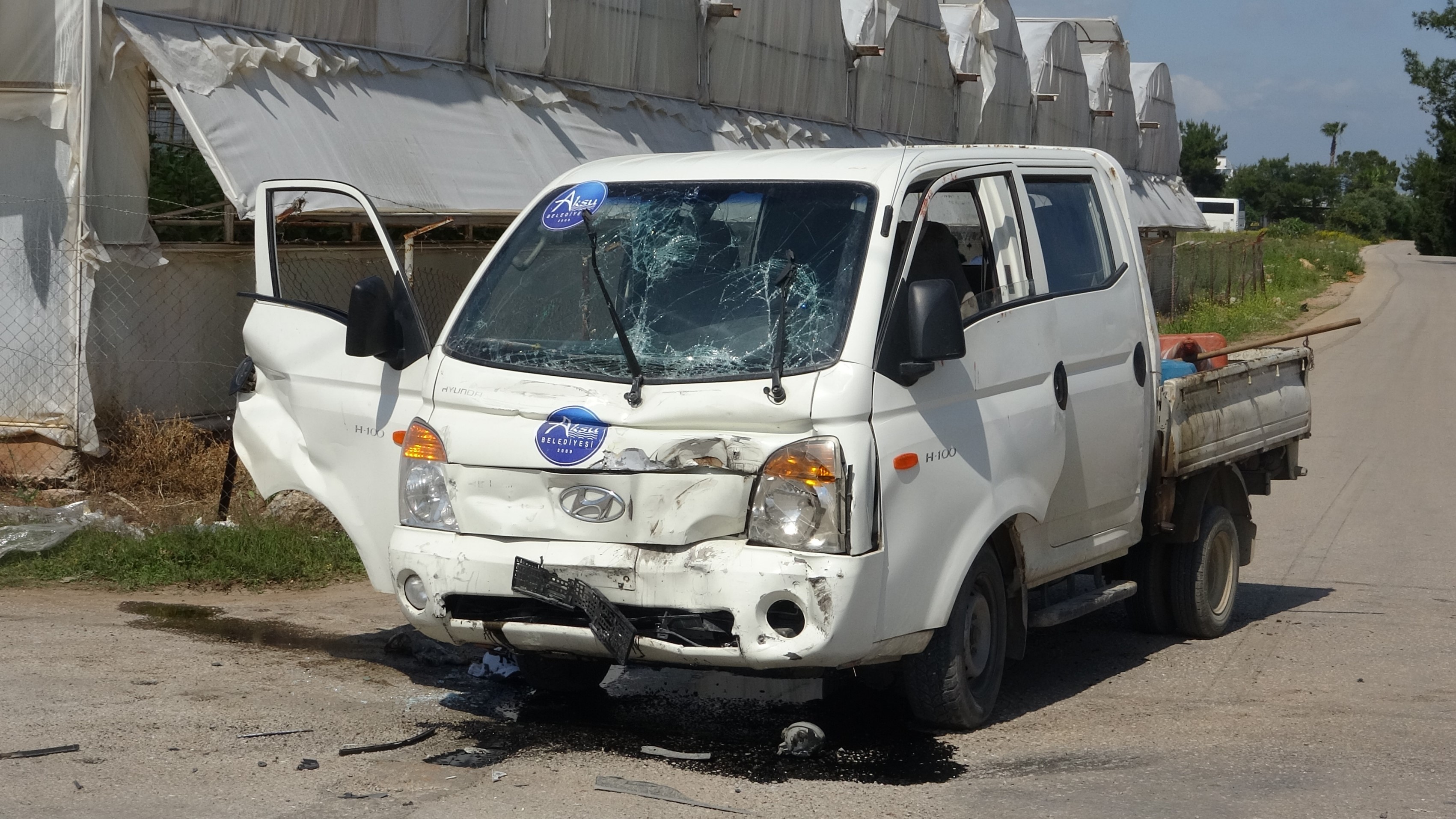 Kamyon ile hafif ticari araç çarpıştı