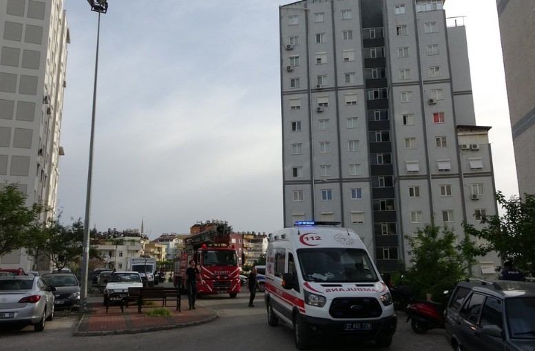 Manavgat’ta çatıya çıkan kadını polisler ikna etti
