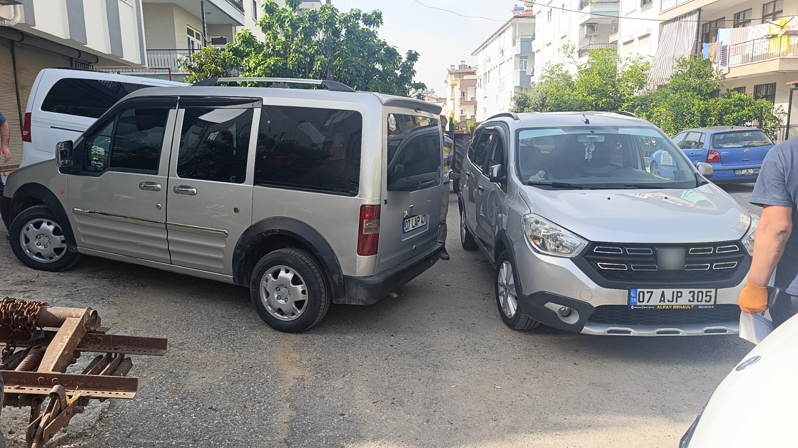Manavgat'ta hafif ticari araç ile otomobil çarpıştı